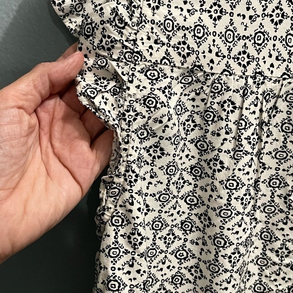 Loft Outlet in good condition flutter sleeve, ruffled next top. Size Medium - Picture 6 of 13